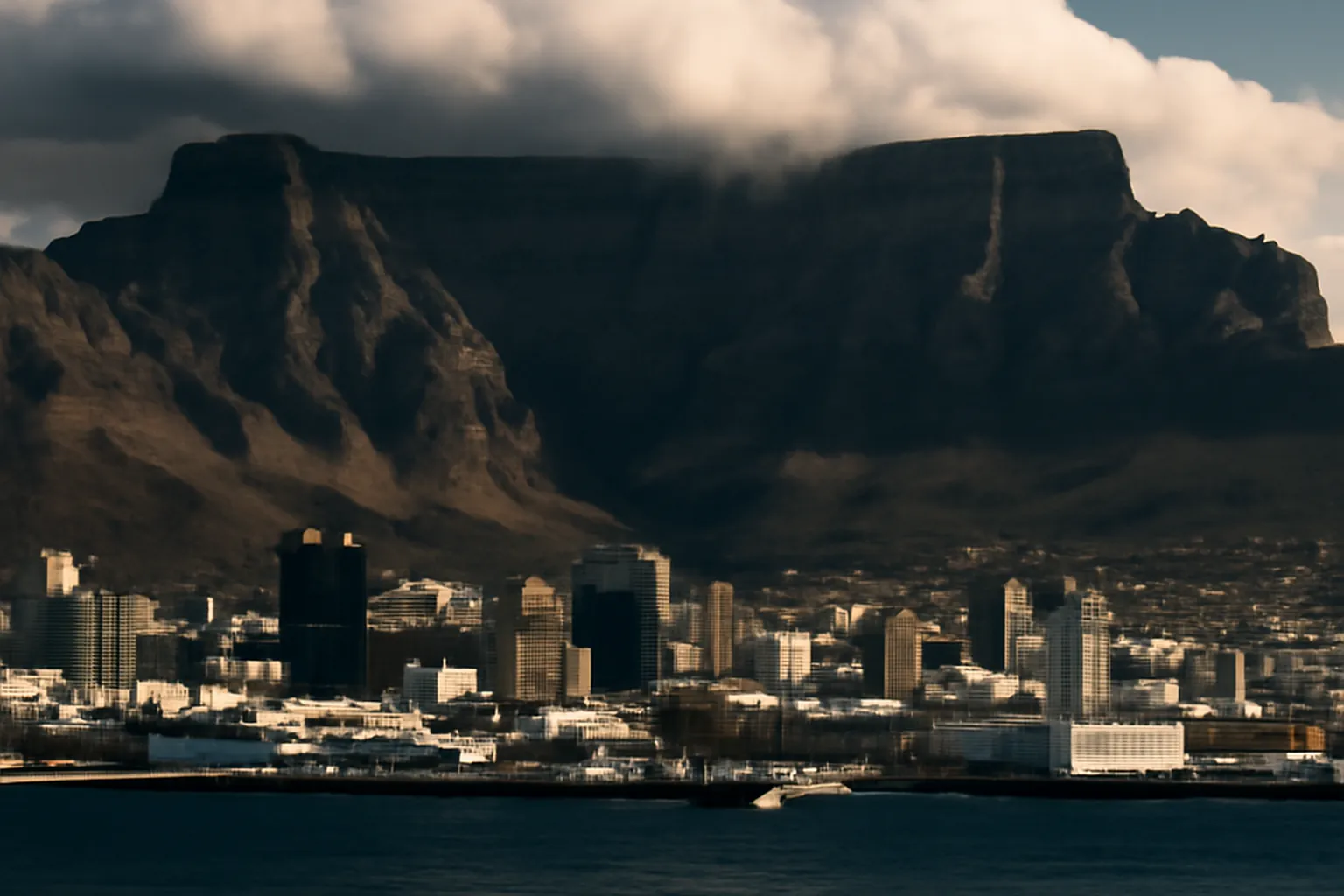 Vue de Cape Town depuis la Table Mountain avec l'ocean Atlantique