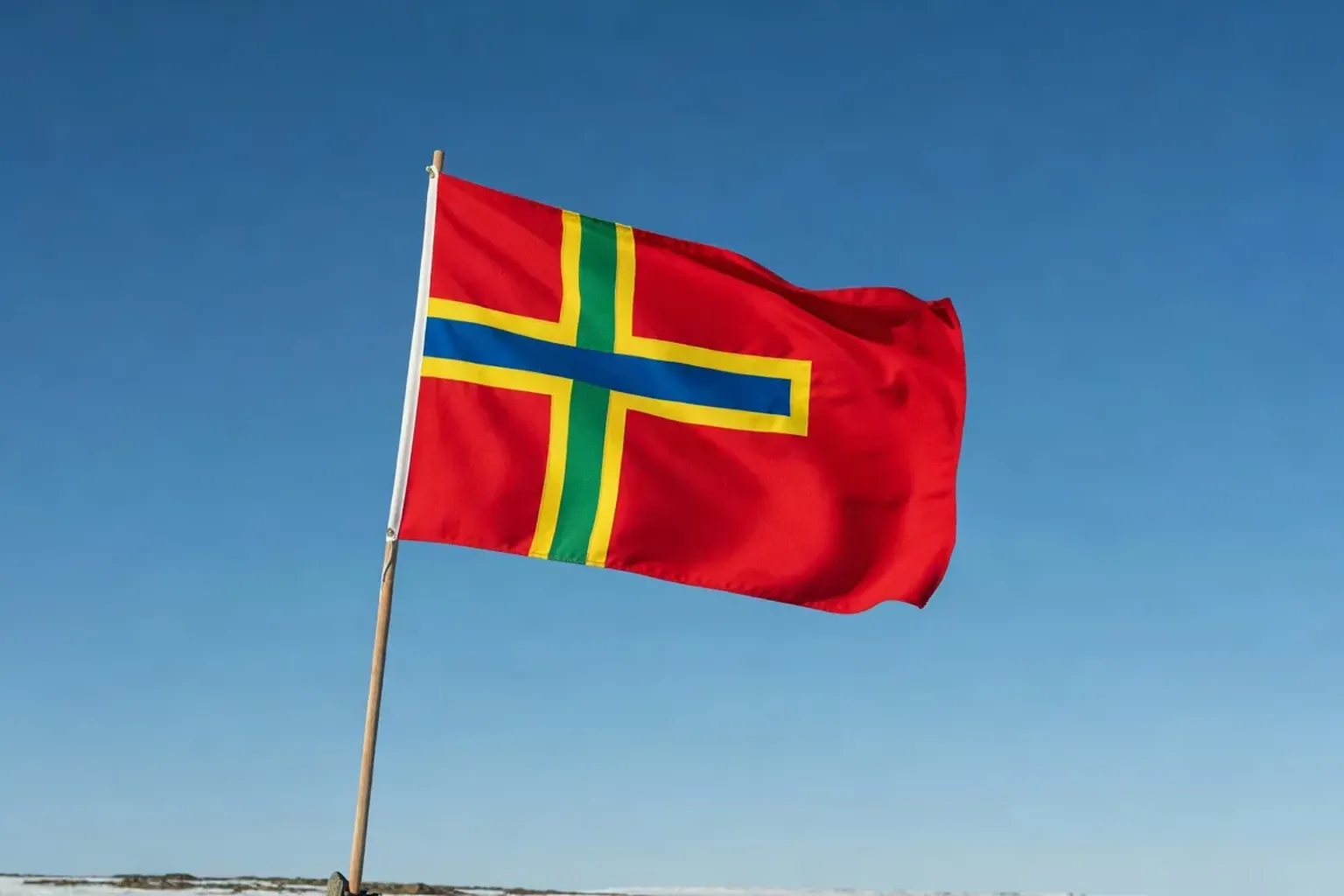 Famille sami en gakti traditionnel devant un lavvu lors d'un rassemblement saisonnier en Sapmi