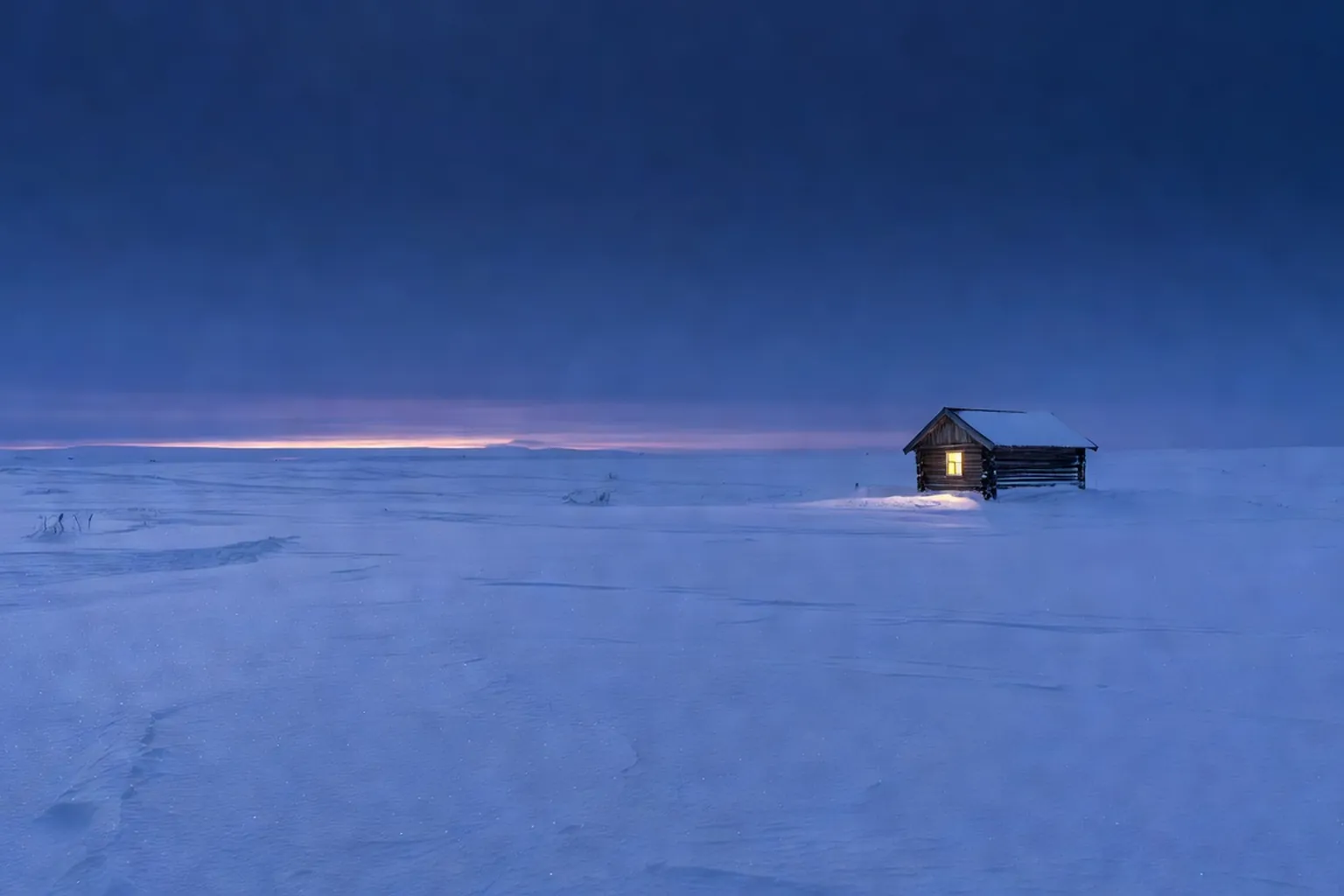 Paysage de foret enneigee en Laponie pendant le kaamos