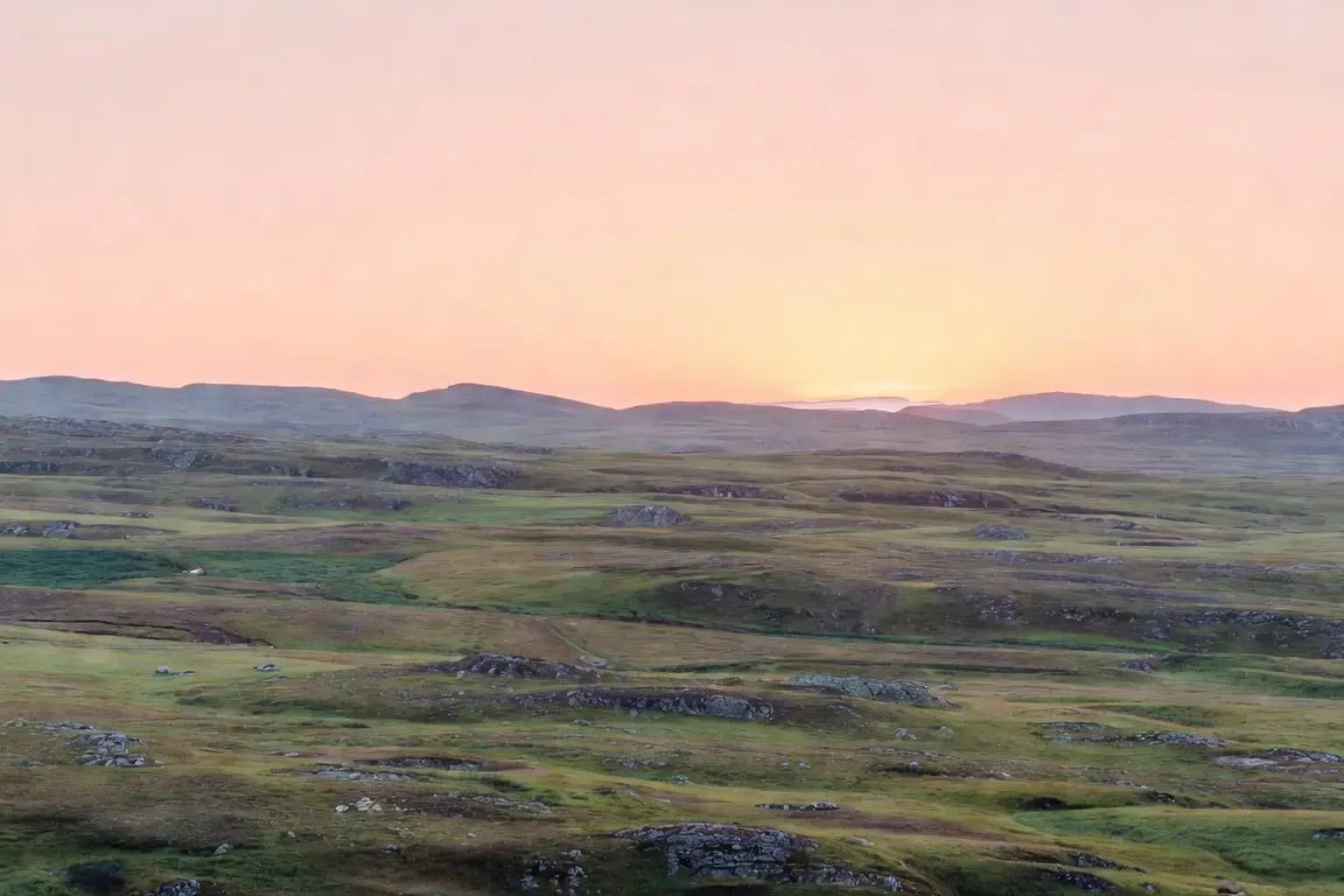 Paysage de Laponie au printemps avec fonte des neiges et lac partiellement gelé