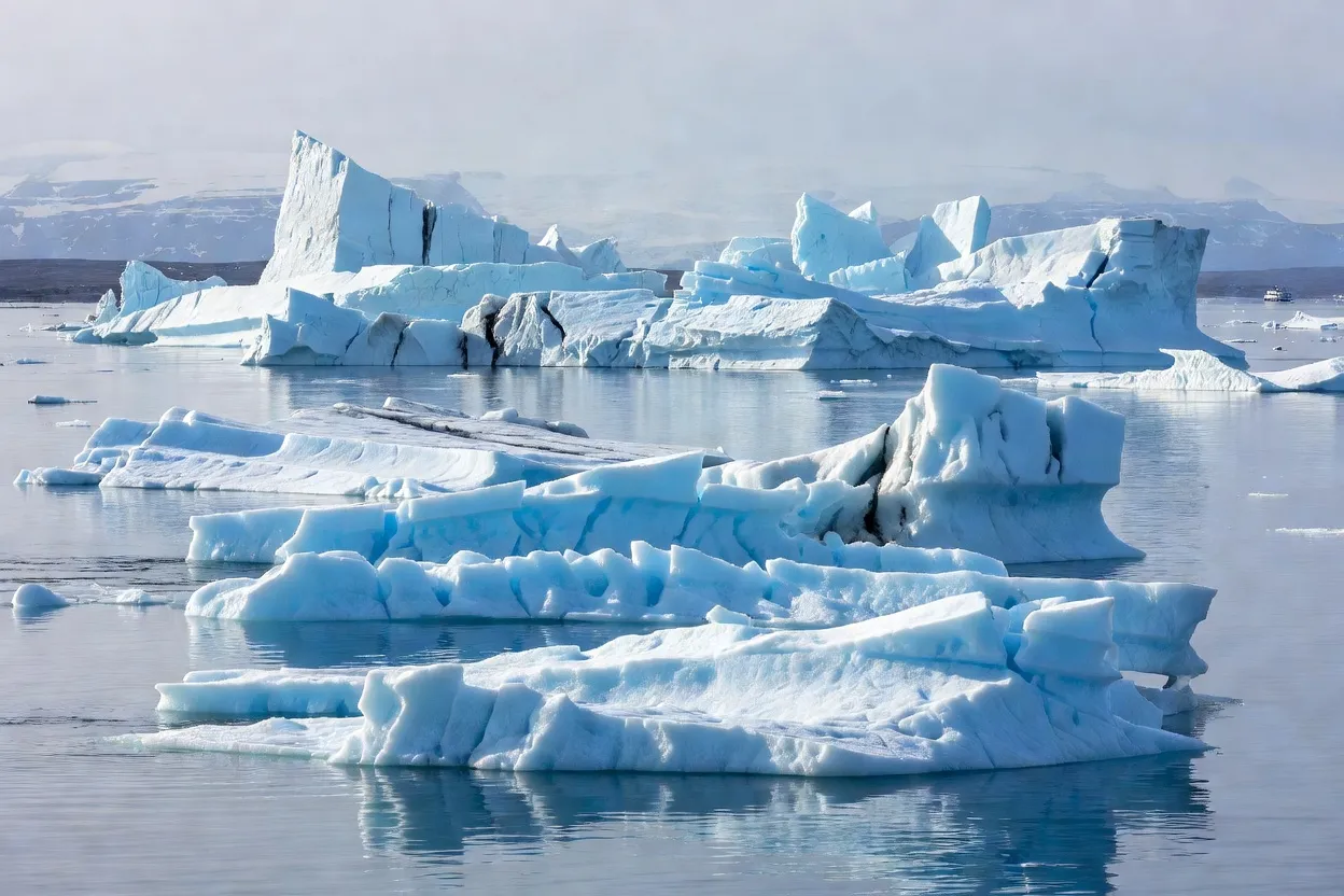 Icebergs dérivant dans le fjord glacé de Disko Bay près d’Ilulissat au Groenland