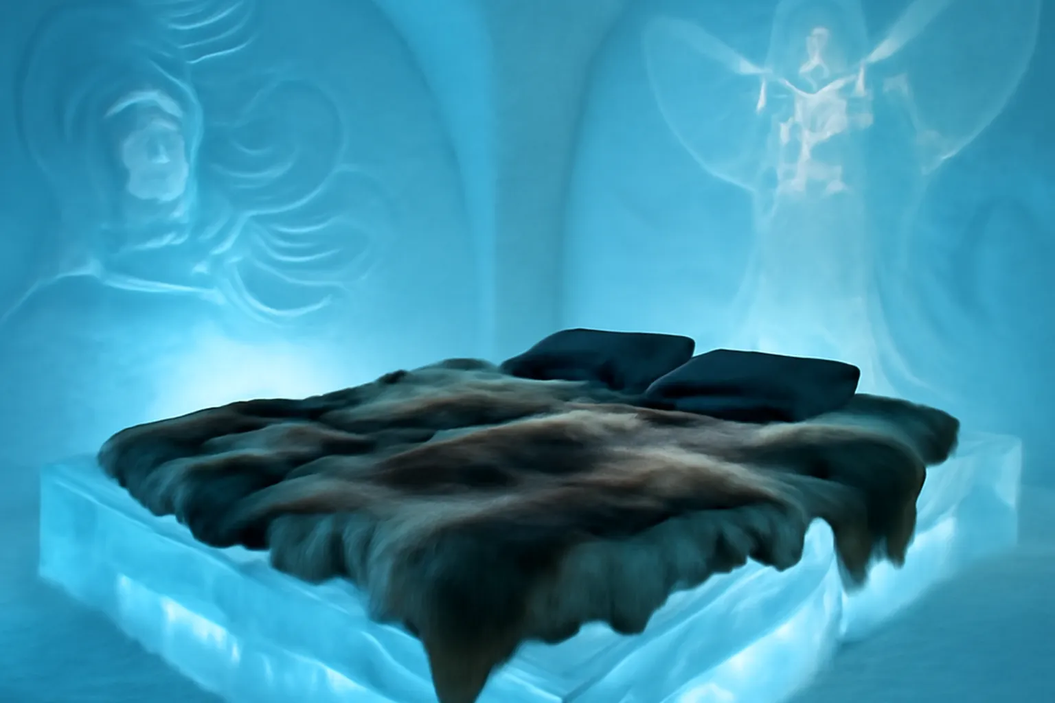 Lit de glace avec peaux de renne dans une suite d'hotel de glace