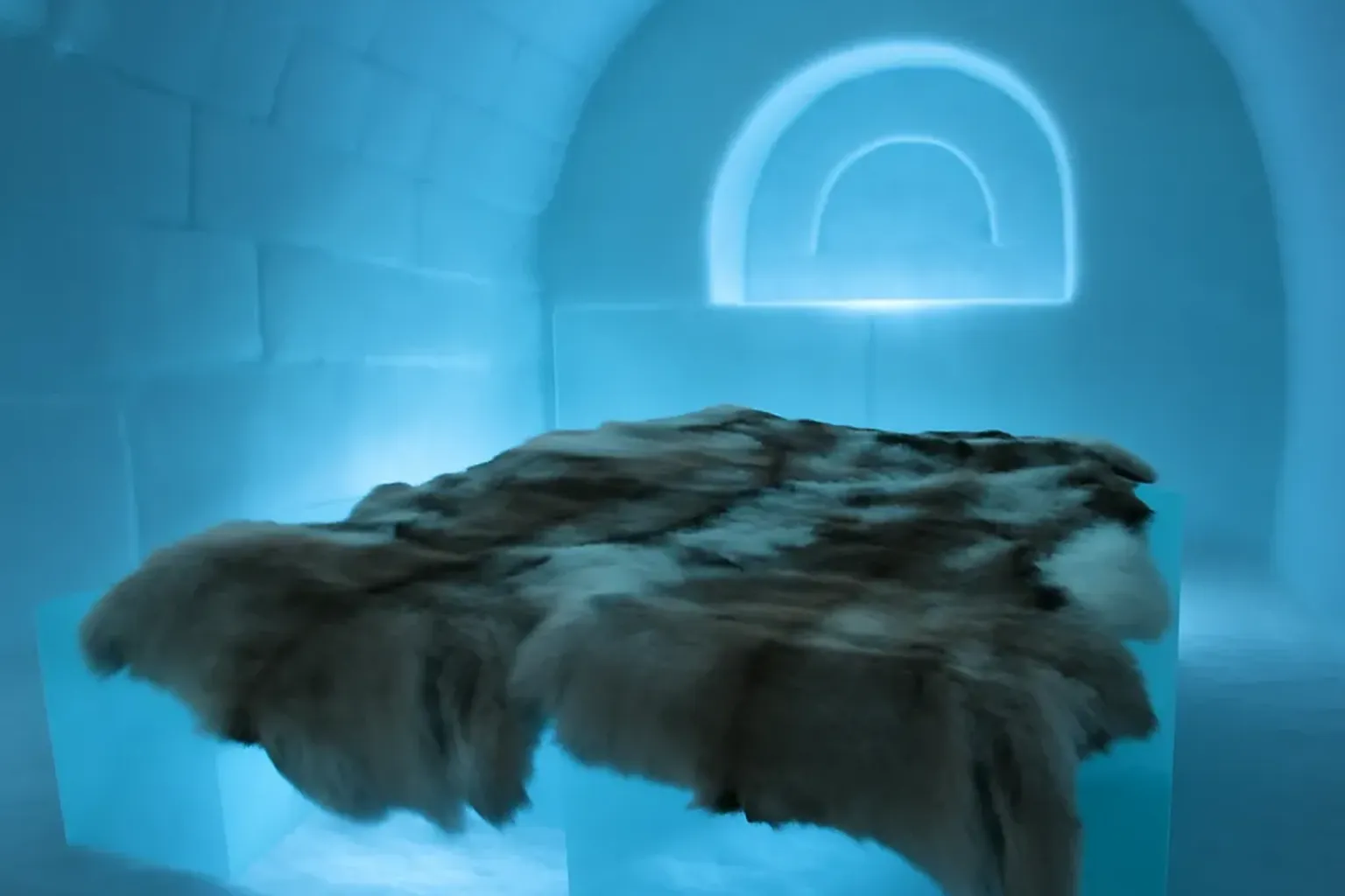 Interieur d'un igloo en Laponie avec vue sur le ciel etoile et lit chauffe sous le toit en verre