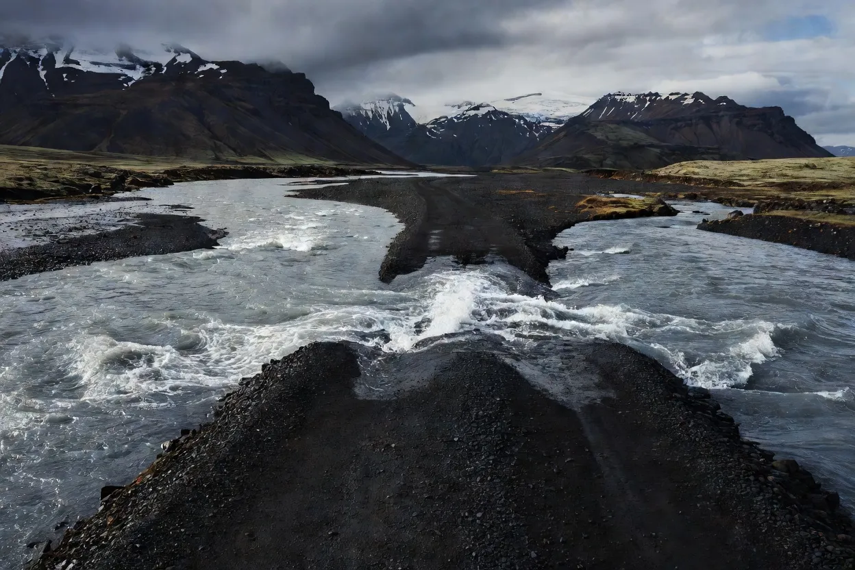 Rivière glaciaire traversant une piste F dans les Highlands islandais