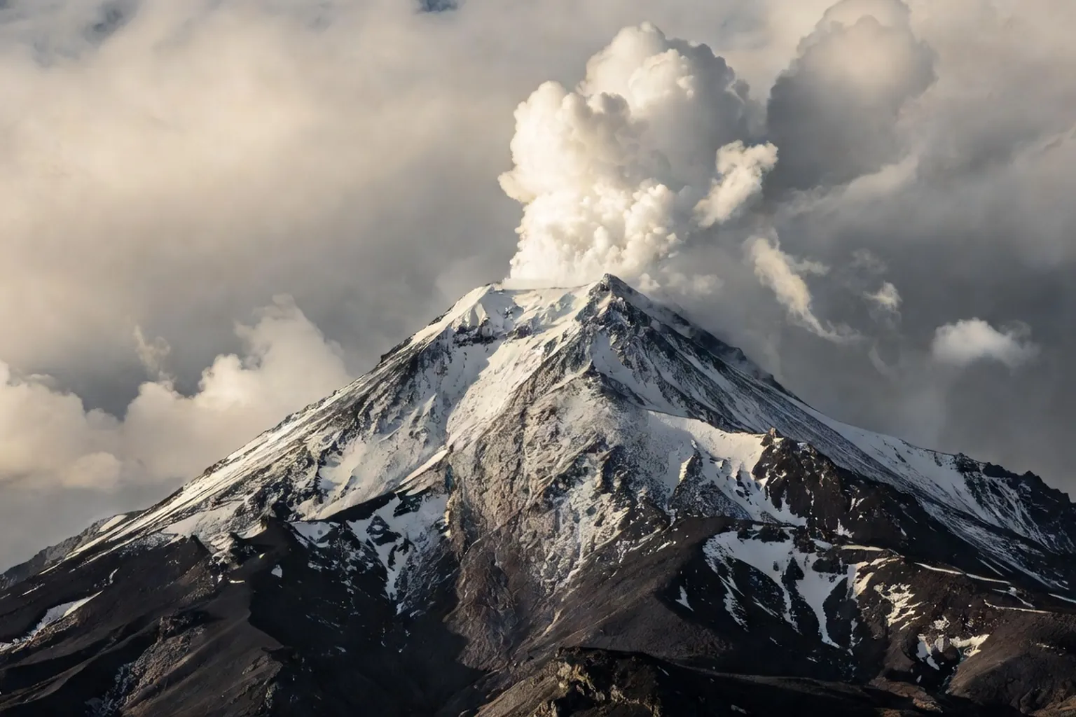 Volcan Kliuchevskoi en eruption avec panache de fumee et cendres