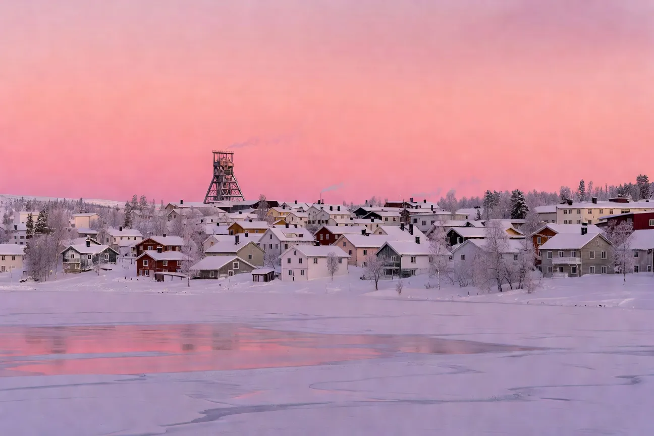 Vue panoramique sur Kiruna et le lac Luossajärvi en hiver sous un ciel rose