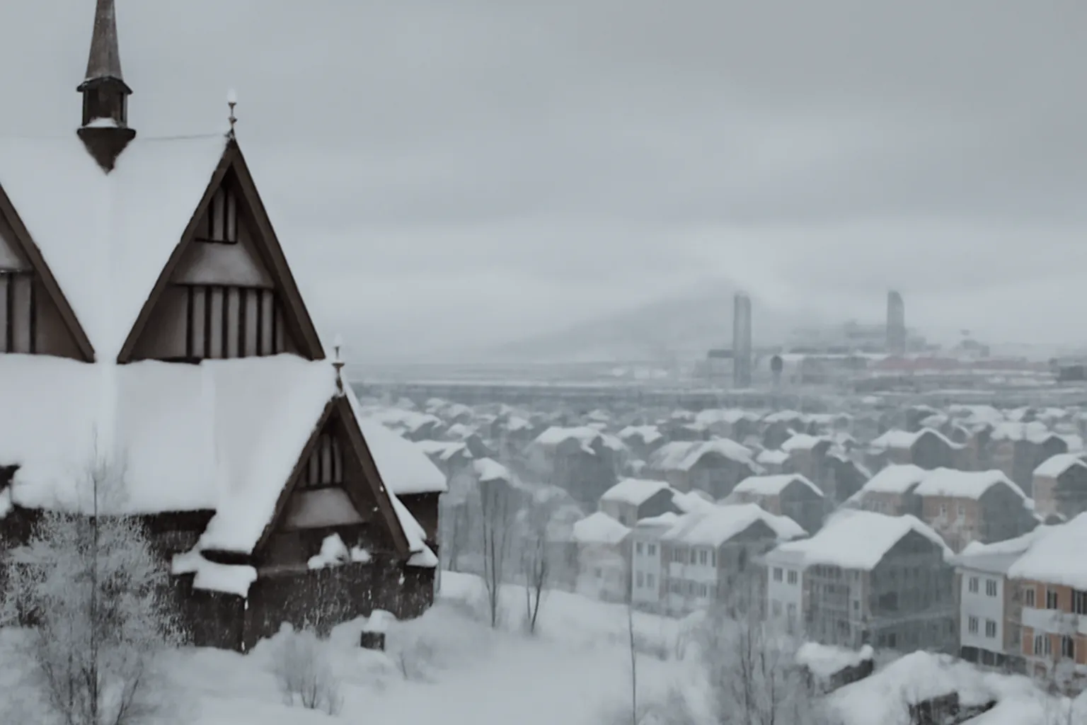 Centre-ville de Kiruna sous la neige avec la mine LKAB en arriere-plan
