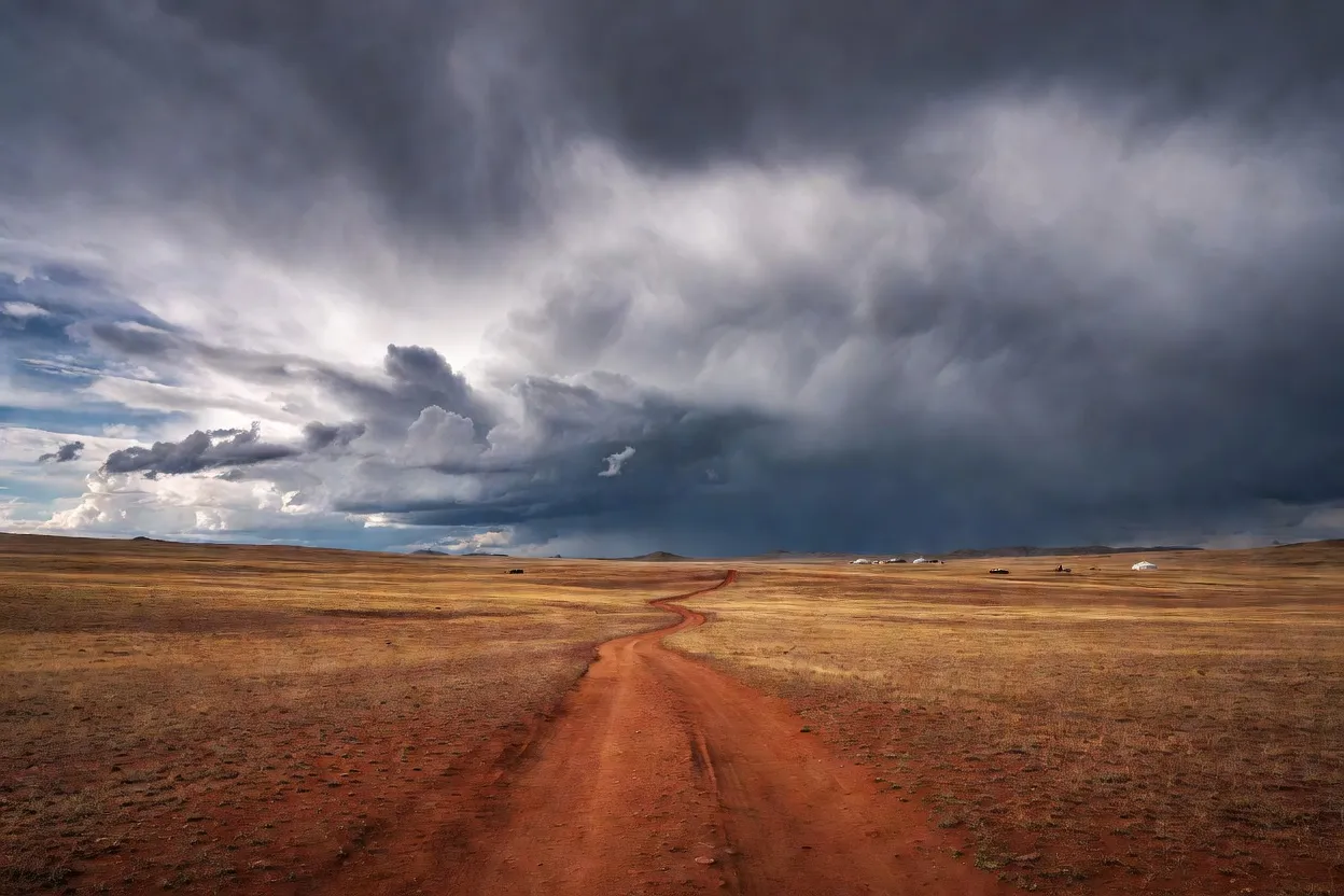 Piste steppique typique empruntée par les 4x4 avec chauffeur en Mongolie