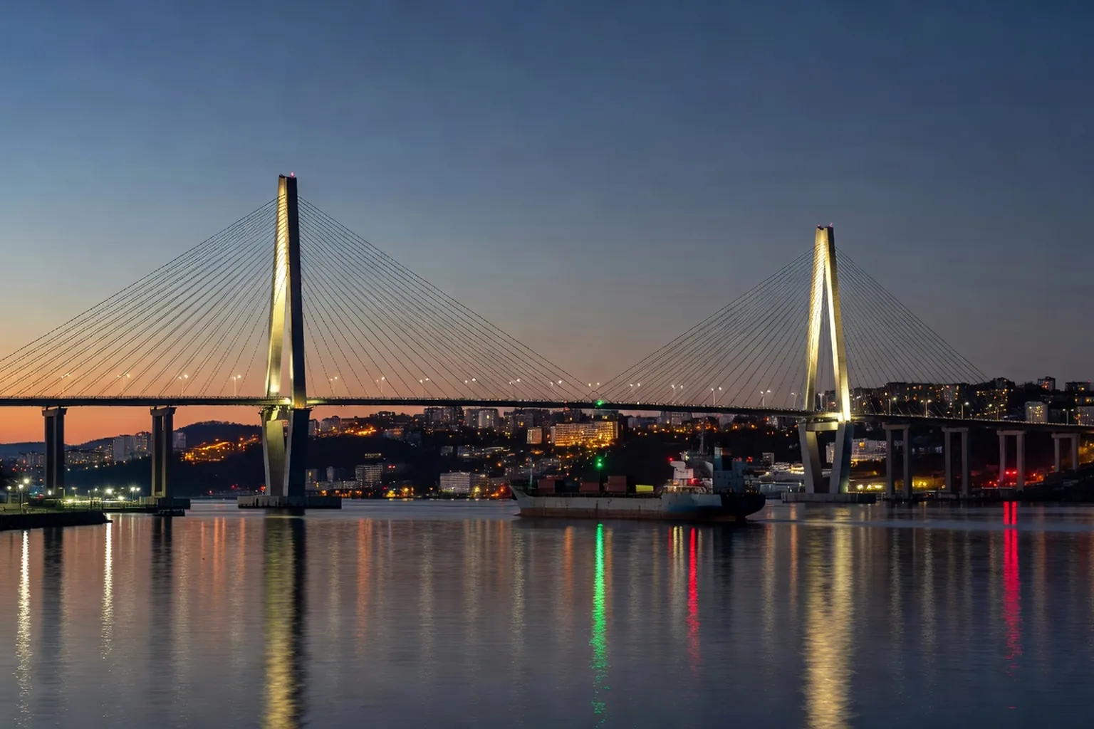Vladivostok avec ses ponts suspendus modernes et la baie
