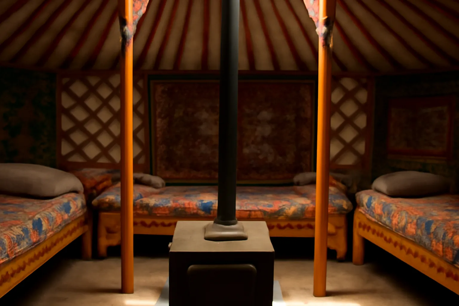 Interieur d'une yourte mongole avec famille autour du poele central